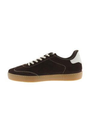 Sneaker in suede marrone con accenti bianchi, design con lacci, suola in gomma e cuciture bianche. Presenta una punta arrotondata e un profilo basso.