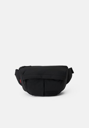 Svart nylon hoftesekk med glidelås på hovedrommet, frontlomme med klaff, justerbar stropp og preget HUGO-logo-patch.
