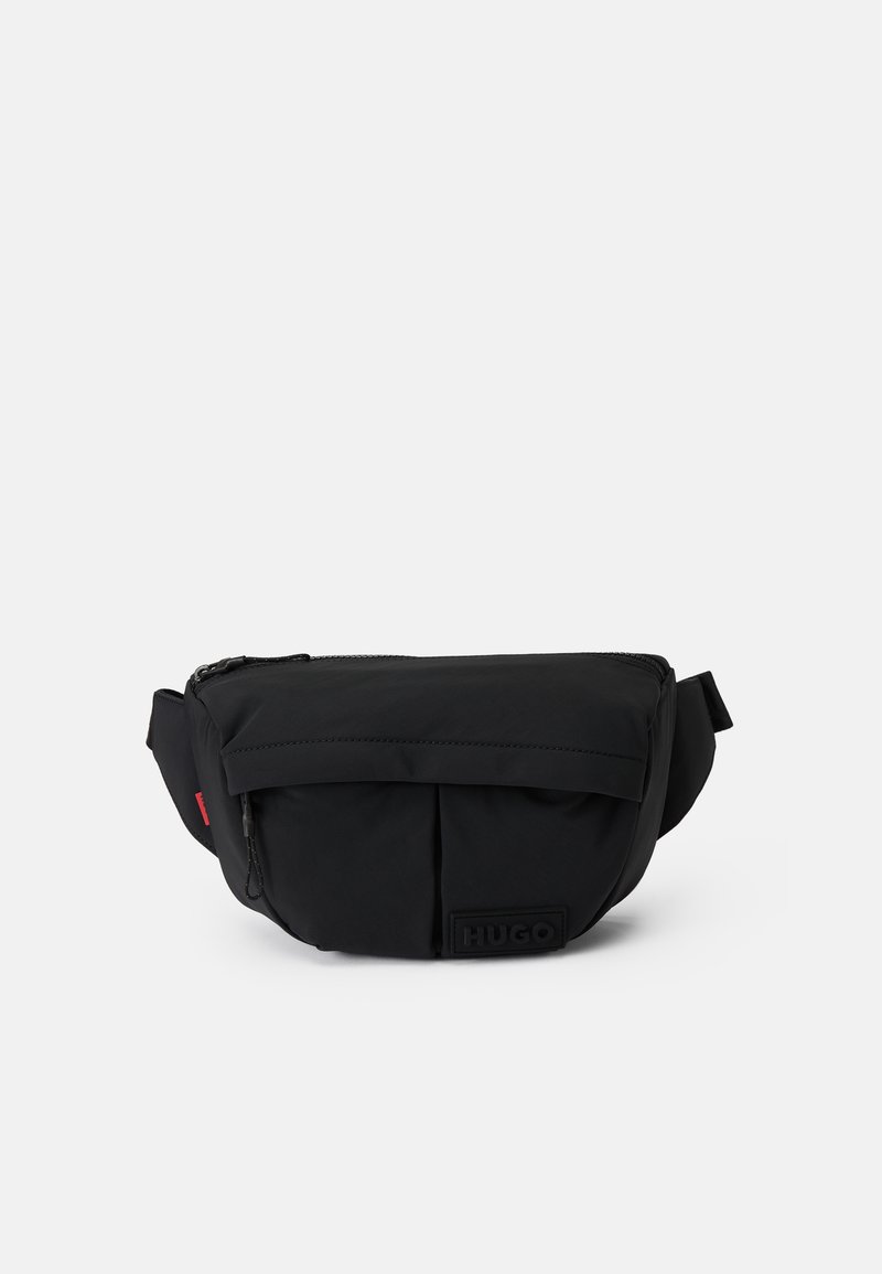 Sacoche en nylon noir avec compartiment principal zippé, poche avant à rabat, bandoulière réglable et patch logo HUGO en relief.