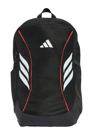 Sort rygsæk med hvidt Adidas-logo, røde lodrette trimlinjer og tre hvide vinge-lignende designs på frontlommerne.