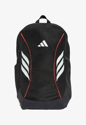 Czarny plecak z białym logo Adidas, czerwonymi pionowymi ozdobnymi liniami i trzema białymi wzorami przypominającymi skrzydła na przednich kieszeniach.