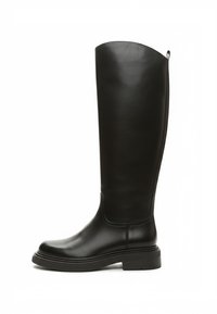 Botte noire en cuir montante jusqu'au genou, avec bout arrondi, petit talon bloc et texture lisse. Comprend une languette de tirage à l'arrière et une couture minimale.