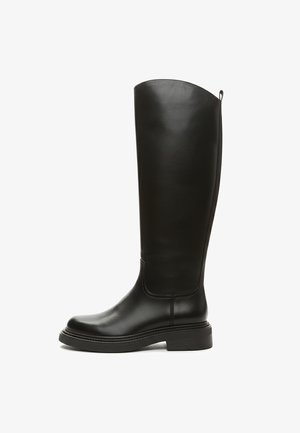 Botte noire en cuir montante jusqu'au genou, avec bout arrondi, petit talon bloc et texture lisse. Comprend une languette de tirage à l'arrière et une couture minimale.