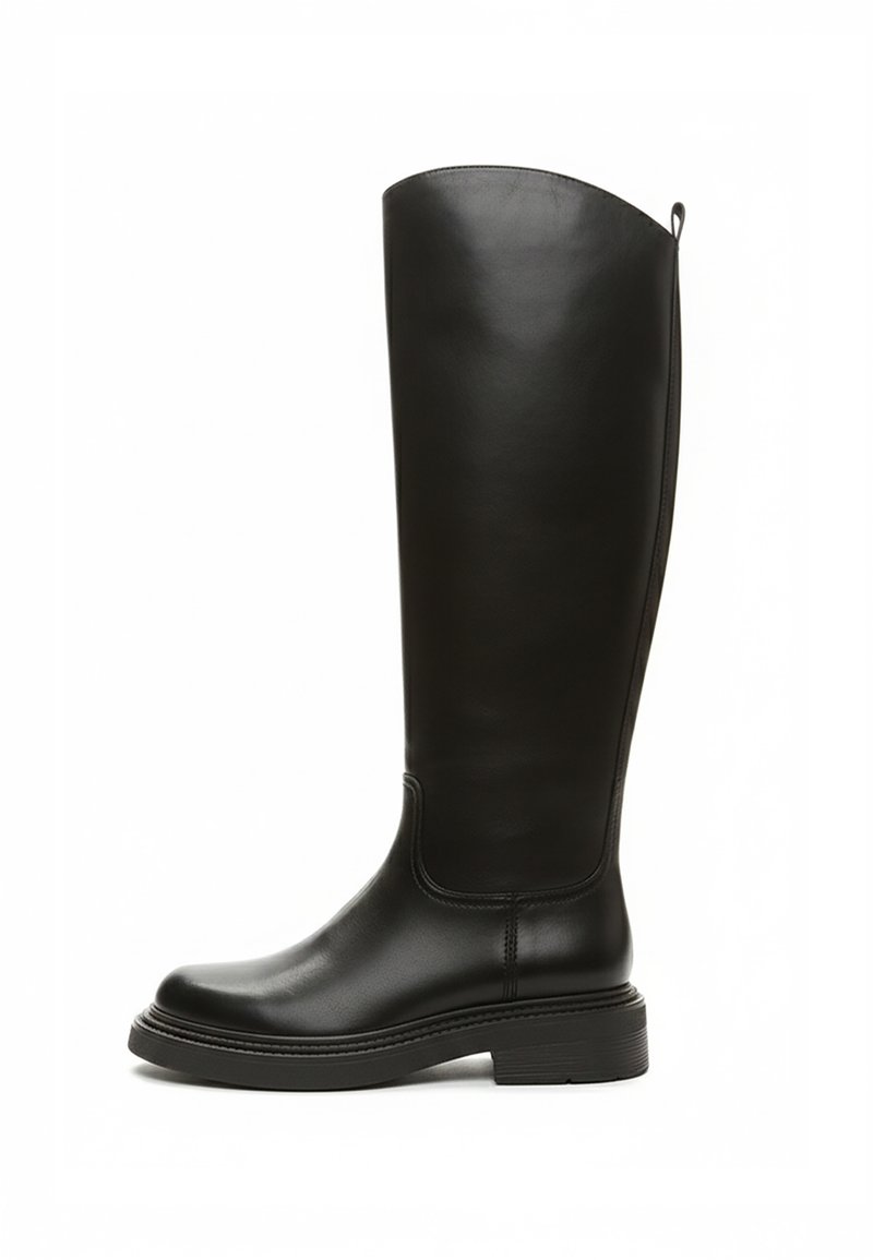 Botte noire en cuir montante jusqu'au genou, avec bout arrondi, petit talon bloc et texture lisse. Comprend une languette de tirage à l'arrière et une couture minimale.