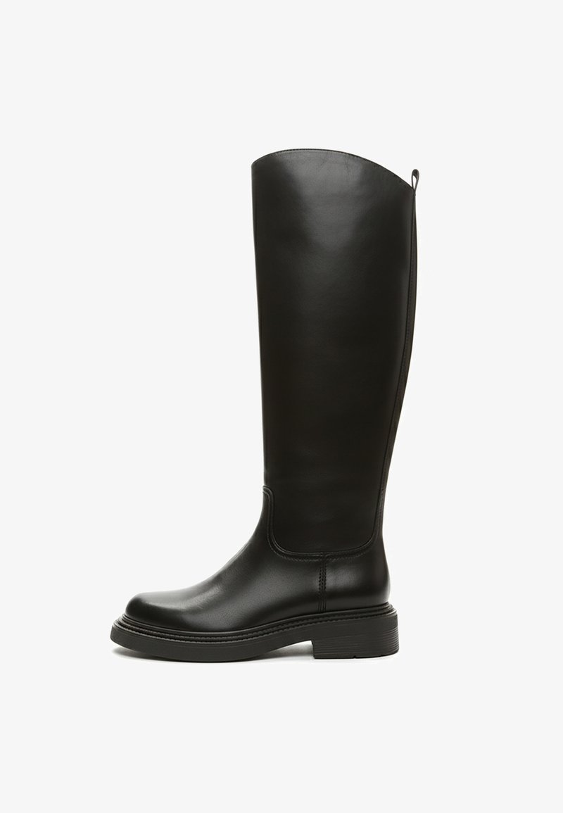 Botte noire en cuir montante jusqu'au genou, avec bout arrondi, petit talon bloc et texture lisse. Comprend une languette de tirage à l'arrière et une couture minimale.