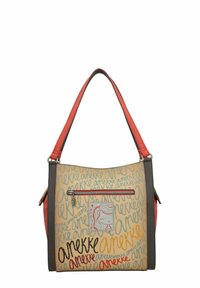 Sac à main avec un corps beige affichant le texte multicolore "anekke", des accents rouges, des lanières grises et une poche zippée avec un charme décoratif.