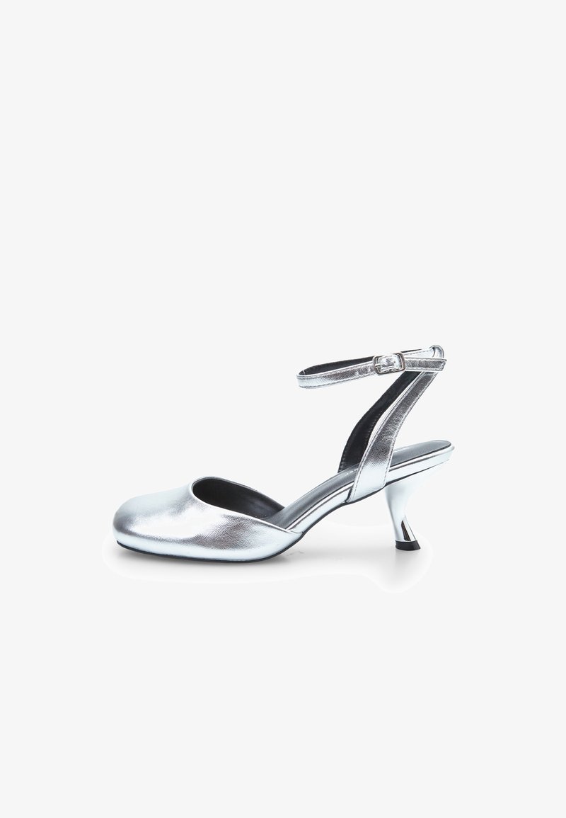 Chaussure à talon haut en argent métallique avec un bout rond, une bride de cheville et un talon mince. Texture lisse avec une finition brillante.