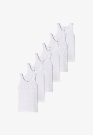 Cinque canottiere in cotone bianco, con un mix di colori solidi e un design con piccoli pois rosa su una di esse. Taglio classico senza maniche.