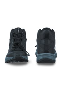 Czarne buty trekkingowe z siateczkową i syntetyczną cholewką, teksturowanym wzorem i szarymi akcentami. Posiadają sznurowane zapięcie oraz solidną podeszwę zapewniającą przyczepność.