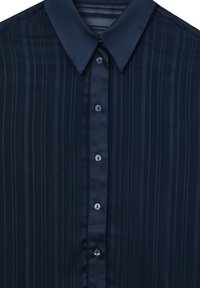Camicia button-up blu navy con una texture a righe, dotata di colletto classico e bottoni abbinati. Tessuto liscio e leggero.