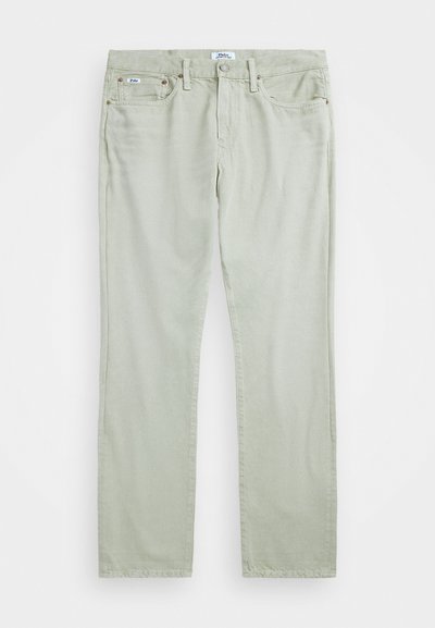 Jasnozielone bawełniane spodnie o prostym kroju, z dwoma przednimi kieszeniami, metalowymi detalami oraz metką marki na pasku.
