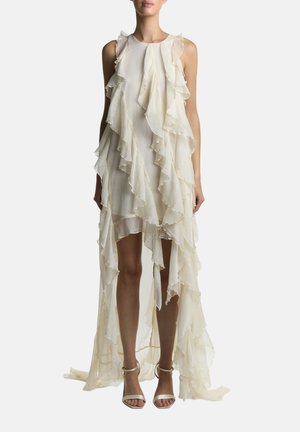 Vestito color crema chiaro con balze, tessuto a strati e orlo asimmetrico, caratterizzato da una texture morbida e trasparente e da un design senza maniche.