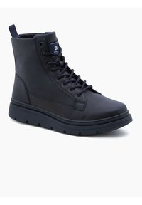 Botas altas de color azul marino, fabricadas en material sintético suave, con puntera redonda, cierre de cordones en la parte frontal y suela de goma texturizada con surcos de tracción.
