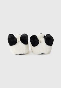 Socas com tema de panda em material peludo branco e preto. Forma arredondada com textura grossa e macia e orelhas pretas no topo. Sola plana.
