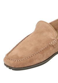 Braune Wildleder-Loafer mit runder Zehenform und dekorativer Naht entlang der Kanten; weicher Stoff und flexible Gummisohle.