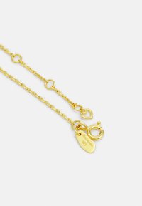 Collar de metal dorado con eslabones ovalados, que cuenta con un cierre de langosta y un acento en forma de corazón. Etiqueta grabada con "925" que indica calidad de plata de ley.