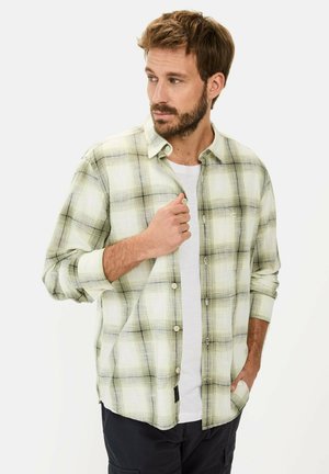 Groen en roomkleurig geruit overhemd met lange mouwen, knoopsluiting aan de voorkant en een enkele borstzak. Het shirt lijkt van lichte en gestructureerde stof te zijn.