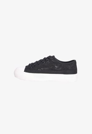 Schwarze Stoffsneaker mit texturiertem Obermaterial, weißer Gummi-Zehenkappe und Sohle, sechs Ösen und flachen schwarzen Schnürsenkeln. Schlichtes, unauffälliges Design.