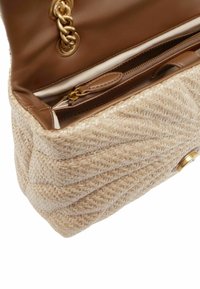 Borsa in paglia intrecciata con un esterno beige, un interno in pelle marrone, accessori in oro e una tasca con zip. Presenta una tracolla a catena.