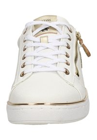 Baskets blanches avec tige en cuir texturé, accents dorés, système de laçage à l'avant et détail de fermeture éclair sur le côté. Elles disposent d'une semelle plate avec finition dorée.