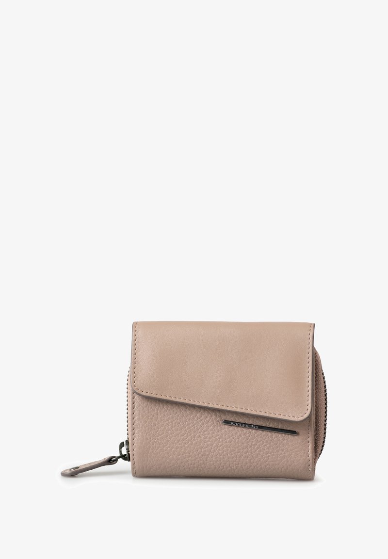 Compact beige leren portemonnee met een gestructureerd lagere sectie, flapsluiting en een rits aan de zijkant met een leren trekband.