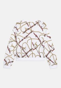 Felpa bianca con un motivo decorativo di cinghie rosse, catene dorate e accenti metallici. Presenta maniche lunghe e una silouette corta.