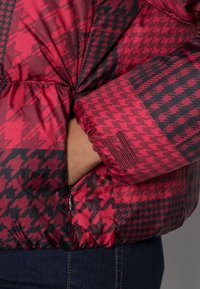 Tommy Hilfiger ICON PRINTED PUFFER - Casaco de penas - red