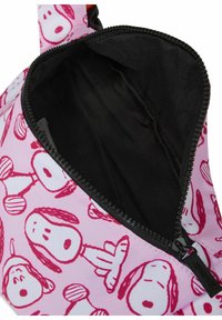 Borsa in tessuto rosa con stampa di cane dei cartoni animati, dotata di una chiusura a zip nera e un interno foderato in materiale nero.