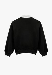 Czarny sweter z białym kołnierzem, o luźnym kroju, ze opadającymi ramionami i ściągaczami przy mankietach. Miękka tkanina i minimalistyczny design.