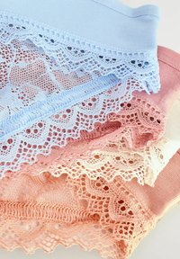 Lace trim slips in pastelkleuren: lichtblauw, roze, perzik en wit. Glad stof met verfijnde lace details langs de randen.