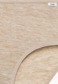 Beżowa bielizna bawełniana z miękkiej, teksturowanej tkaniny z gładkim elastycznym paskiem w talii i zaokrąglonymi krawędziami. Metka na pasku w talii.