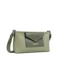 Borsa a tracolla rettangolare di piccole dimensioni in pelle verde olivo con tasca a busta frontale e tracolla in tessuto regolabile.