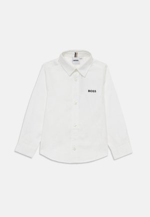 Witte katoenen blouse met een klassieke kraag, lange mouwen en geborduurd "BOSS" logo op de borst. Zachte textuur.