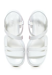 Sandali platform bianchi con cinturini in pelle liscia, design open toe e sole imbottito. Dettagli con fibbie regolabili sui lati.