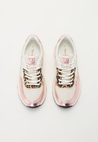 Sportschuhe mit einem weißen Mesh-Obermaterial, pinken metallischen Akzenten und einem Leopardenmuster an der Seite. Enthält weiße Schnürsenkel und eine gemusterte Sohle.