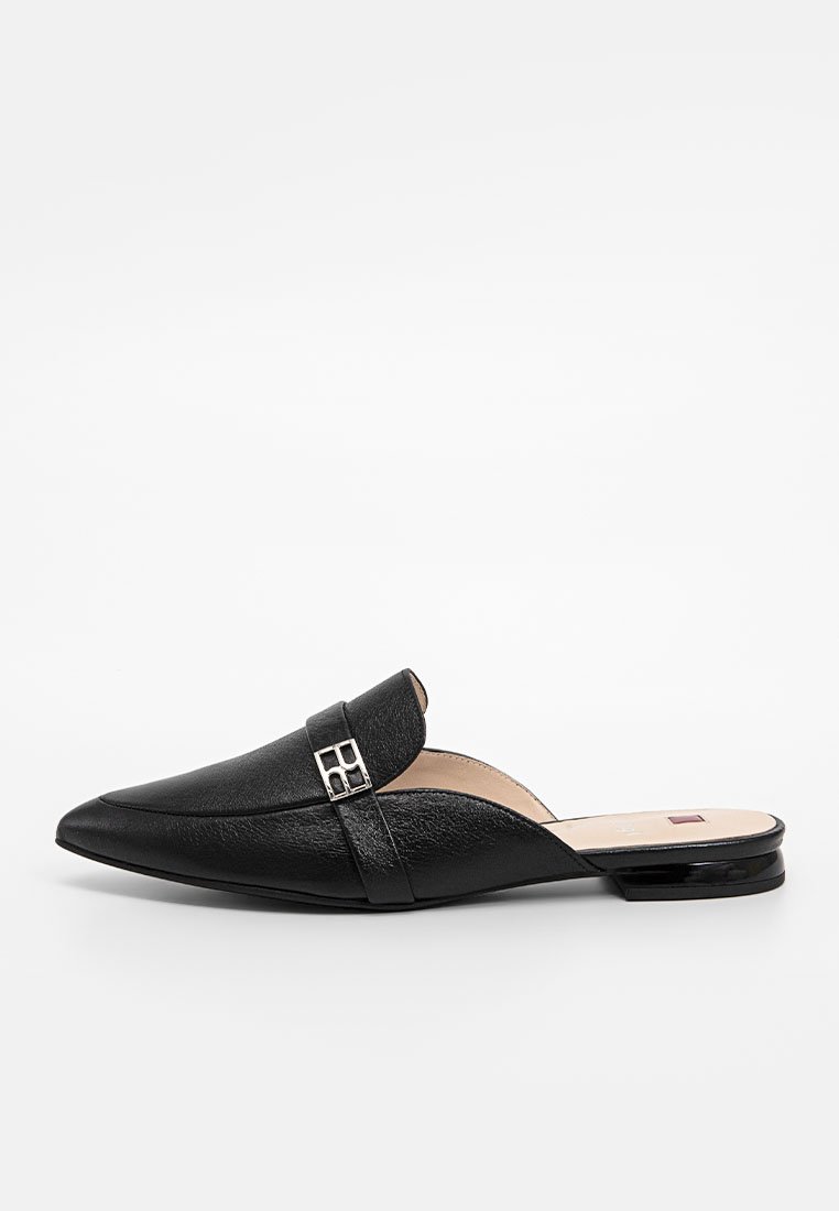 Czarne skórzane buty wsuwane na szpic, z metalowym akcentem w postaci srebrnego paska i niskim, błyszczącym obcasem. Gładka faktura i minimalistyczny design.