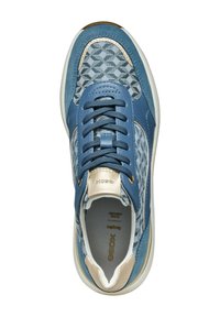 Zapatilla azul con materiales de malla y cuero, que presenta un upper con patrón, puntera redonda, cordones negros y una suela de goma blanca con detalles en dorado.