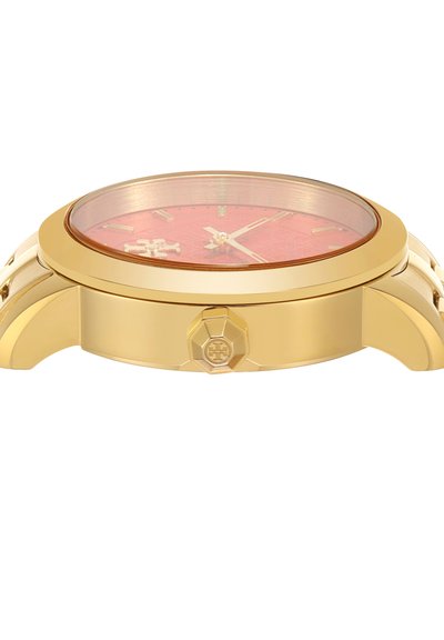 Montre-bracelet en or avec un cadran rouge, des index dorés et une couronne sur le côté comportant un emblème de logo.