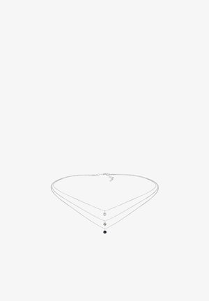 Sølv flerstrenget halskæde med tre lag. Det centrale lag har en klar ædelsten vedhæng, og det nederste lag har et sort sten vedhæng.