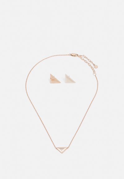 Sada šperků z růžového zlata obsahující náhrdelník s geometrickým trojúhelníkovým přívěskem a odpovídající trojúhelníkové náušnice, s hladkým kovovým povrchem.