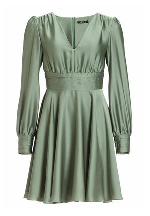 Vestido de satén verde con largas mangas acampanadas, escote en V, cintura ceñida y falda acampanada. Presenta un cierre de cremallera en la parte posterior y detalles fruncidos.