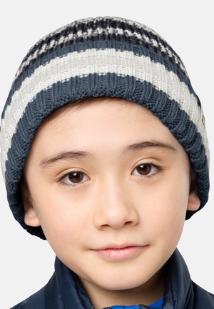 Bonnet en tricot rayé bleu marine, gris et blanc, avec une texture côtelée et un ajustement serré. Conçu pour la chaleur et le confort.