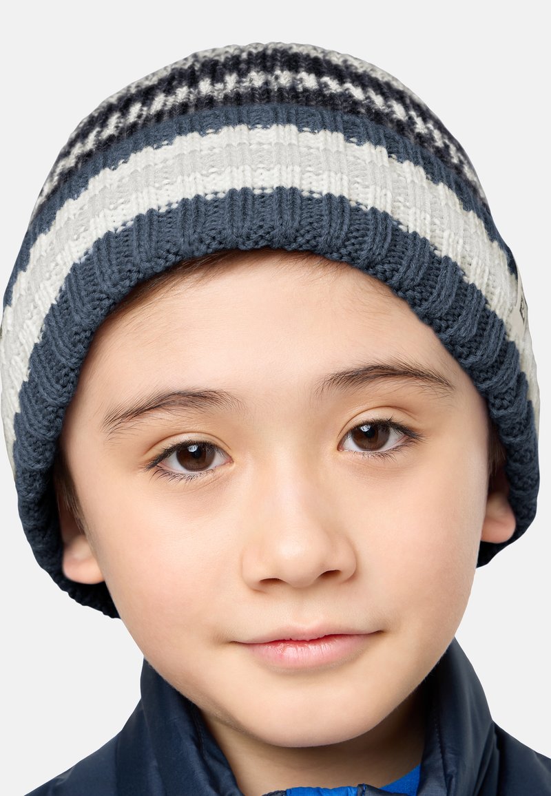 Cappello a maglia a righe in navy, grigio e bianco, caratterizzato da una texture a coste e una vestibilità aderente. Progettato per offrire calore e comfort.