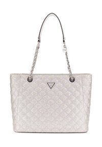 Zilverkleurige totebag met een gequiltde textuur, voorzien van zwarte accenten, kettinghengsels en een driehoekig logo in het midden.