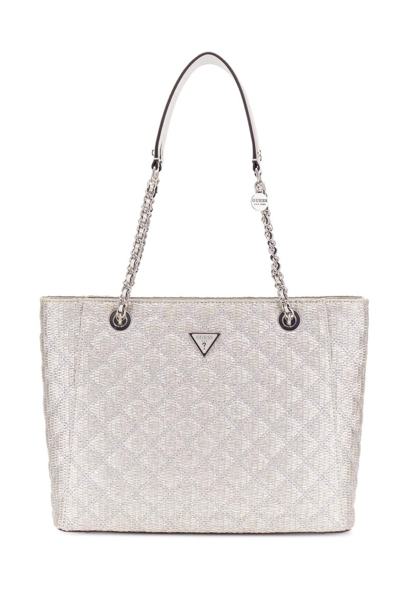 Zilverkleurige totebag met een gequiltde textuur, voorzien van zwarte accenten, kettinghengsels en een driehoekig logo in het midden.