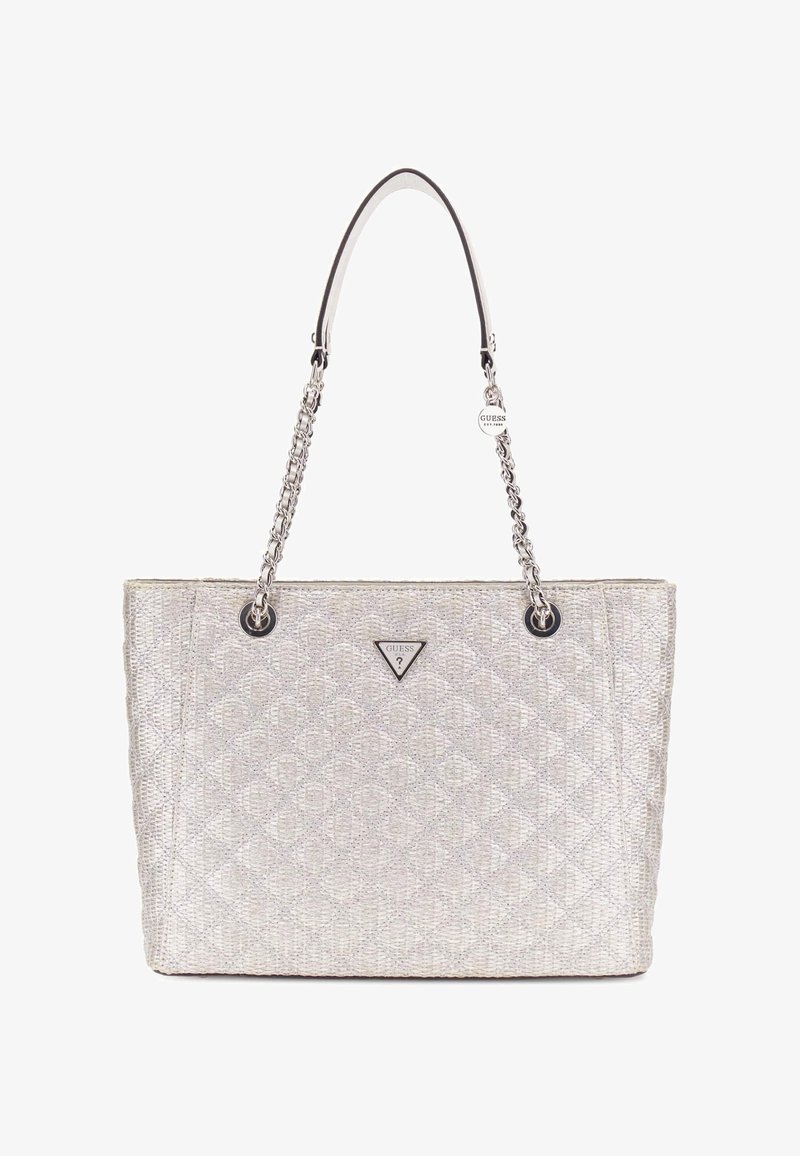Sølvmønstrede tote-tasker med en quiltet tekstur, der har sorte accenter, kædetræk og et trekantet logo i midten.