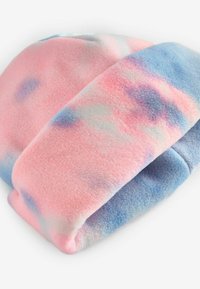 Fleece-Mütze in sanften Pastellfarben mit einem rosa-blauen Batikmuster. Weiche Textur mit einem umgeschlagenen Saumdesign für zusätzliche Wärme.