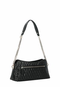 Borsa a tracolla nera trapuntata con finitura lucida, catena e tracolla in argento. Presenta una tasca con zip sul davanti e una forma elegante e allungata.