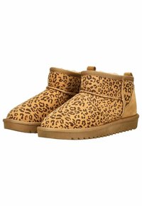 Botines tobilleros marrones con un patrón de leopardo, hechos de ante, con un interior suave y una suela de goma resistente con un dibujo texturizado.