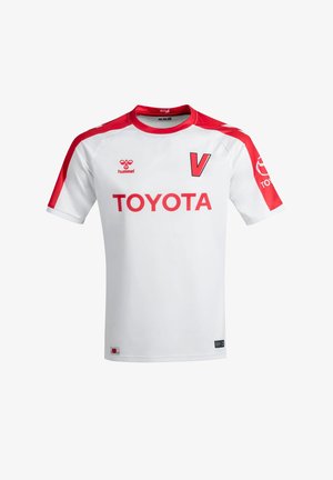 Wit sportshirt met rode accenten op de schouders en mouwen. Toont logo's: "Hummel" linksboven en "Toyota" in vet rood schrift.
